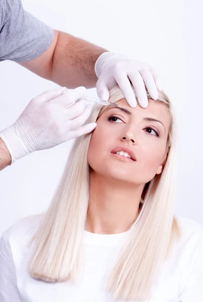 Mujer de belleza que da inyecciones de botox — Foto de Stock