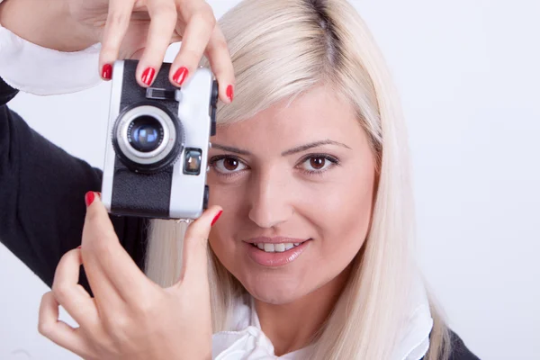 Bionda donna fotografare su sfondo bianco — Foto Stock