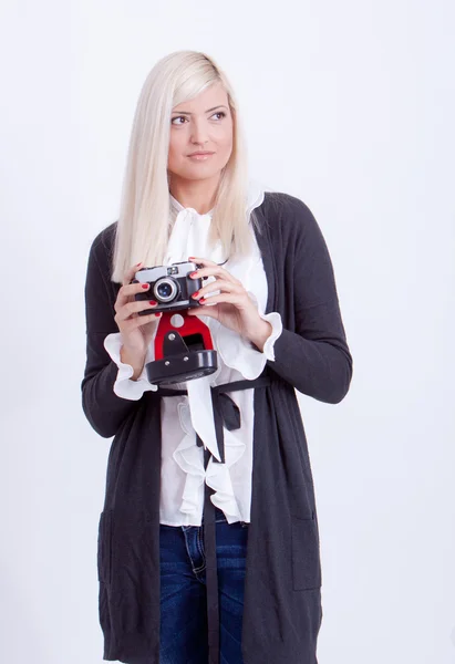 Mulher loira fotografando sobre fundo branco — Fotografia de Stock