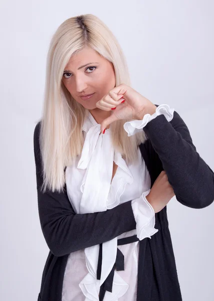 Portrait de demie-longueur de fille pouce vers le bas, isolé sur blanc — Photo