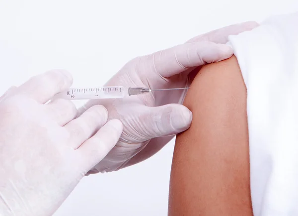 Infermiera che somministra un vaccino per un paziente — Foto Stock