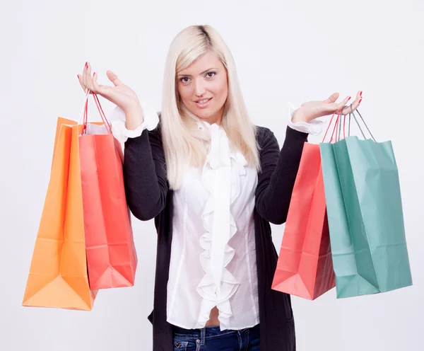 Portret van een blonde vrouw met winkelen zakken in een studio — Stockfoto