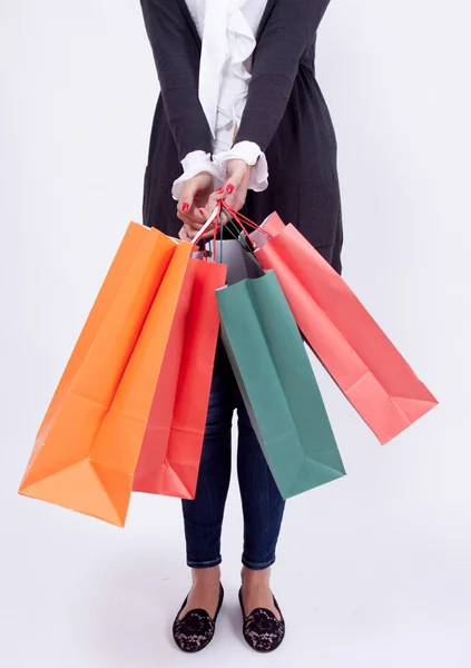 Retrato de uma mulher loira com sacos de compras em um estúdio — Fotografia de Stock
