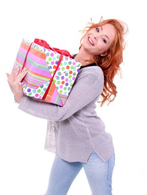 hediye kutusu tutan kadın