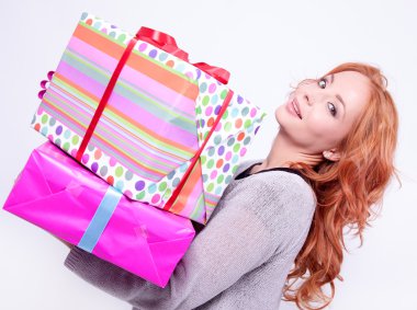 hediye kutusu tutan kadın