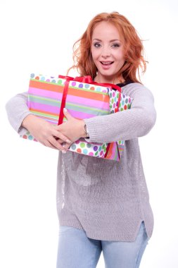 hediye kutusu tutan kadın