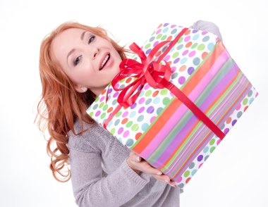 hediye kutusu tutan kadın