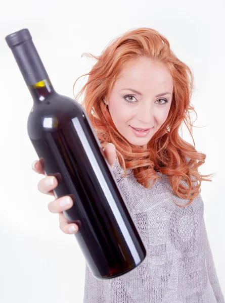 Mulher segurando uma garrafa de vinho tinto — Fotografia de Stock