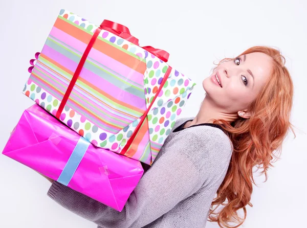 hediye kutusu tutan kadın