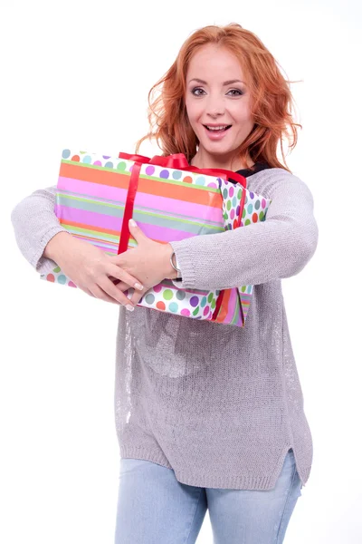 hediye kutusu tutan kadın