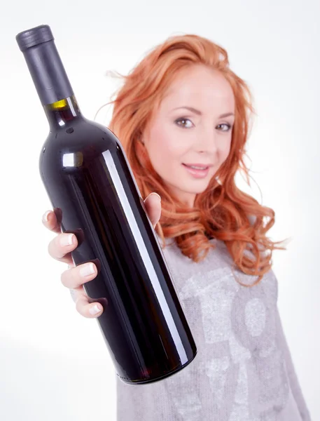 Mulher segurando uma garrafa de vinho tinto Fotografia De Stock