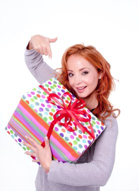 hediye kutusu tutan kadın