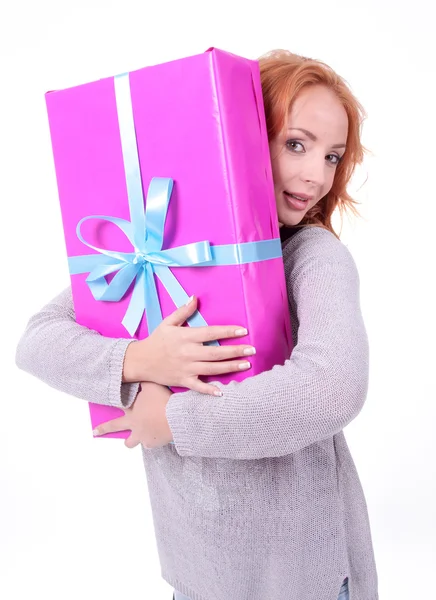 Vrouw met doos van de gift — Stockfoto