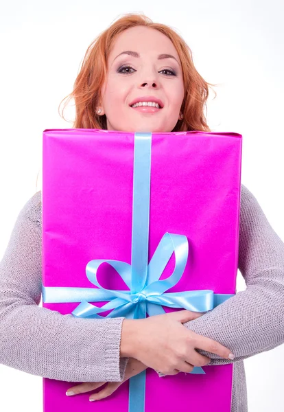 Woman holding gift box — Stock Photo, Image