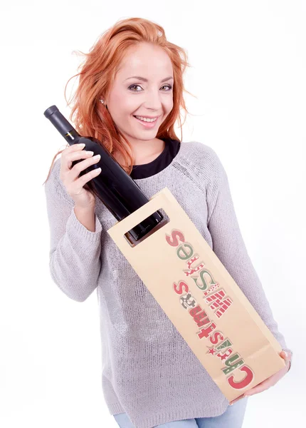 Mujer sosteniendo una botella de vino —  Fotos de Stock