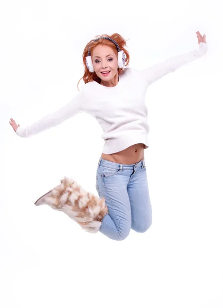 Mulher ruiva bonita usando earmuffs brancos — Fotografia de Stock