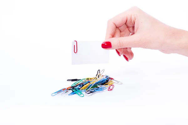 Vrouw hand holdind paperclip — Stockfoto