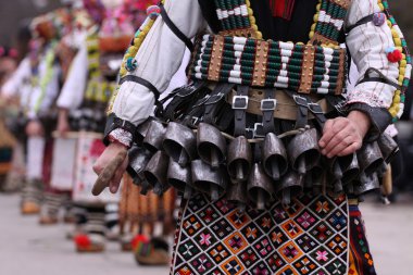 Geleneksel maskeli balo kostümü