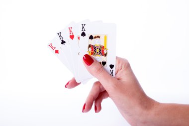 Elinde kartlarla oynuyor.