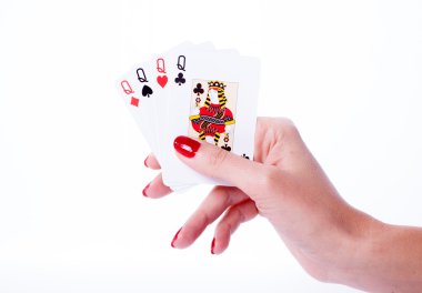 Elinde kartlarla oynuyor.