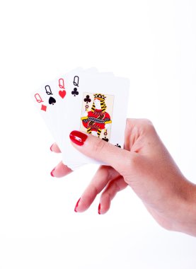 Elinde kartlarla oynuyor.