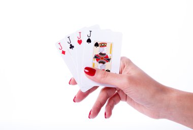 Elinde kartlarla oynuyor.