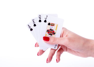 Elinde kartlarla oynuyor.