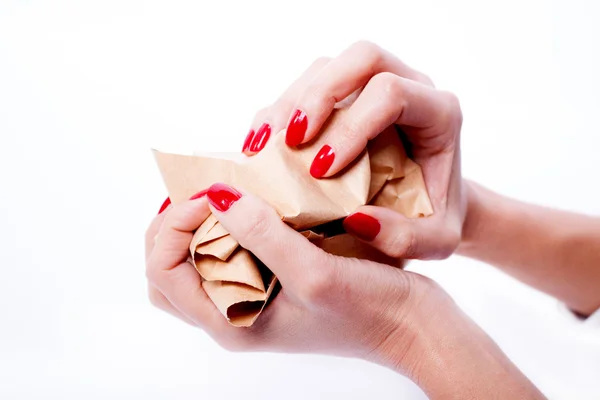 Les mains féminines tenant un papier froissé — Photo