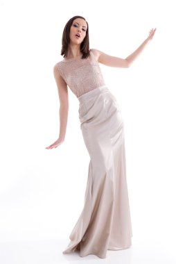 Kahverengi elbiseli güzel kadın