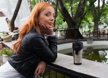 güzel kız içme çay veya kahve