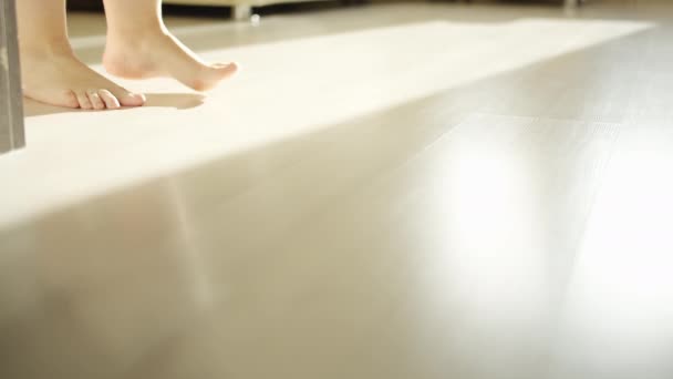 Woman walking naked on the laminate floor indoors close up — Stock Footage Woman walking naked on the laminate floor indoors close up Royalty Free Stock Footage