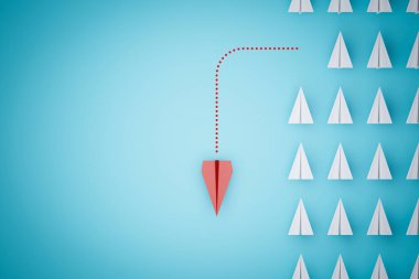 Kırmızı kağıttan bir uçak mavi arka planda farklı bir yöne bakıyor. Yeni fikirler için iş yaratıcılık ve yenilikçi çözüm kavramları.