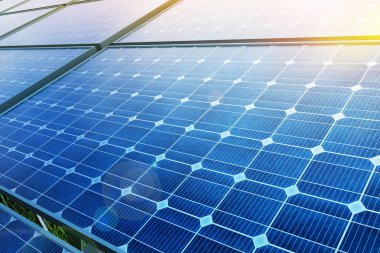 güç güneş paneli mavi gökyüzü arkaplanı, alternatif temiz yeşil enerji kavramı