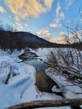 Dağın dibindeki kış nehri