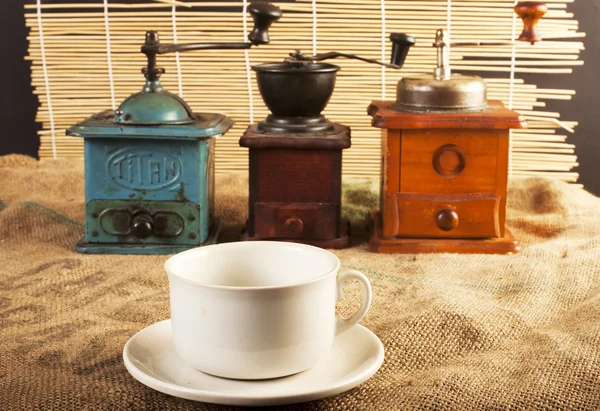 Винтажная мельница и кофейная чашка — стоковое фото