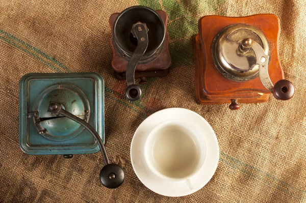 Vintage grinder and coffee cup — Stock Photo, Image