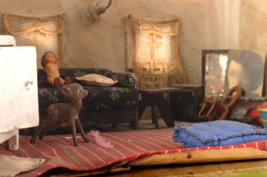 Retro oturma odasında oyuncak ev