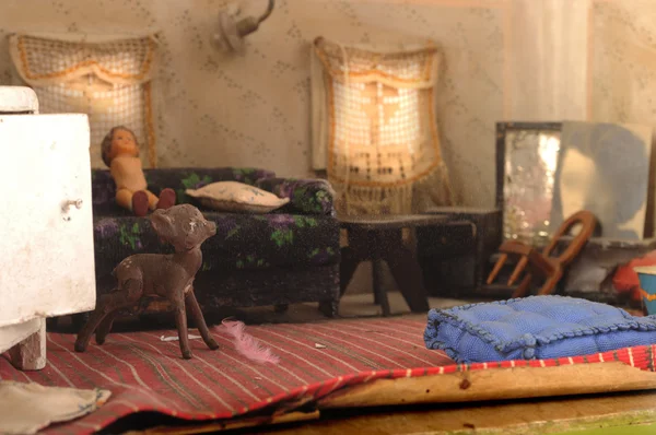 Retro oturma odasında oyuncak ev