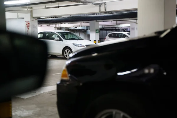 Yeraltı otoparkı birkaç arabayla ödenmiş. Alışveriş merkezi bodrumu 