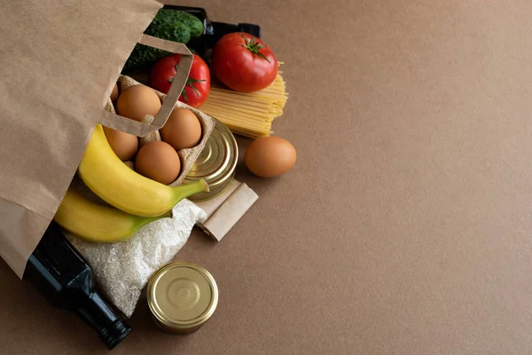 Saco de papel com suprimentos de comida em fundo de papelão. Entrega de alimentos, conceito de aplicativo de encomenda móvel. Espaço de cópia para texto — Fotografia de Stock