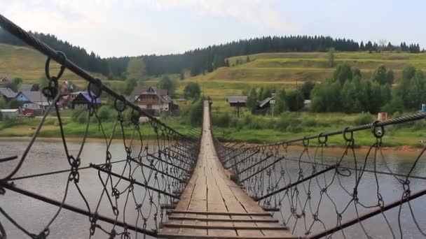 Schommelende Hangbrug Een Riviertje Een Dorp Zomer Zonnig Weer — Stockvideo