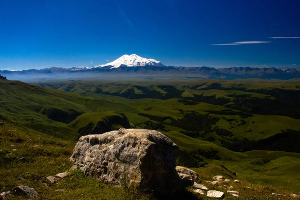 Wspaniały Widok Płaskowyżu Wymarłego Wulkanu Śnieżnego Szczytu Góry Elbrus Poniżej — Zdjęcie stockowe
