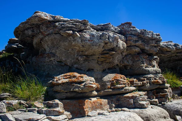 Rozrzucanie Kamieni Górach Tle Błękitnego Nieba — Zdjęcie stockowe