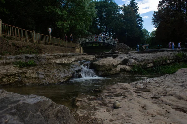 Parktaki küçük bir nehrin üzerindeki yaya köprüsü.