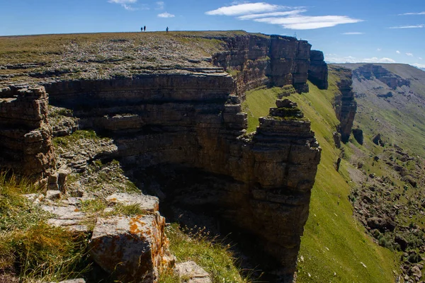 Kafkas Dağları 'nda güzel bir vadi. Mavi gökyüzü ve büyük kayalar. Bermamyt yaylası