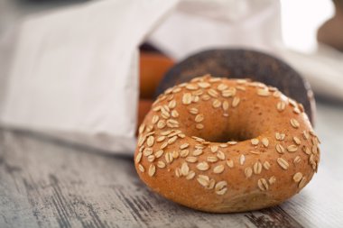 Kağıt torba içinde karışık simit