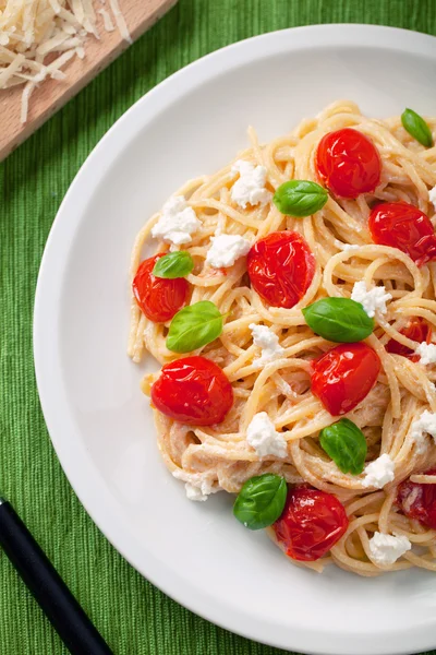 Espaguete com tomate cereja e ricota — Fotografia de Stock