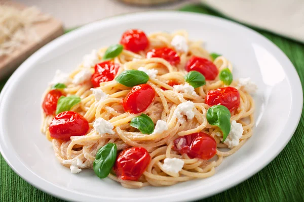 Spaghetti with cherry tomatoes and ricotta — Stock Photo, Image