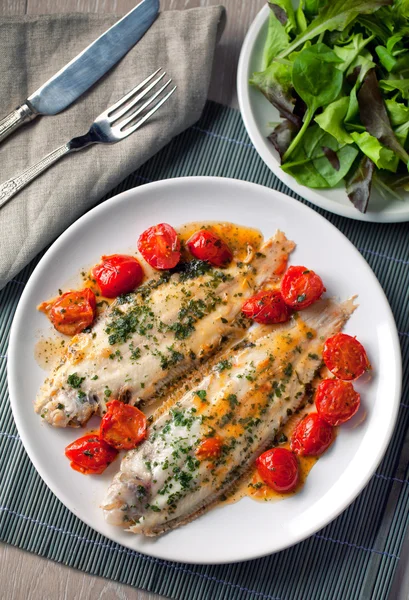 Seezunge mit Kirschtomaten — Stockfoto