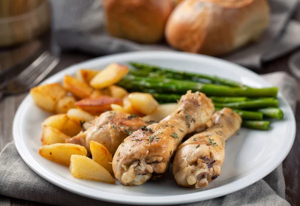 Roast chicken with potatoes and asparagus — Stock Photo, Image
